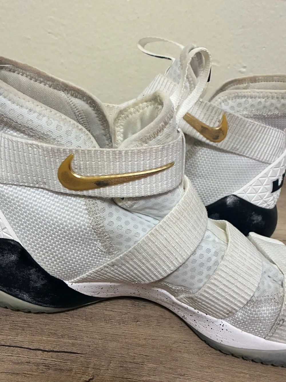Nike Men’s LeBron Zoom Solider 11 Sneakers
